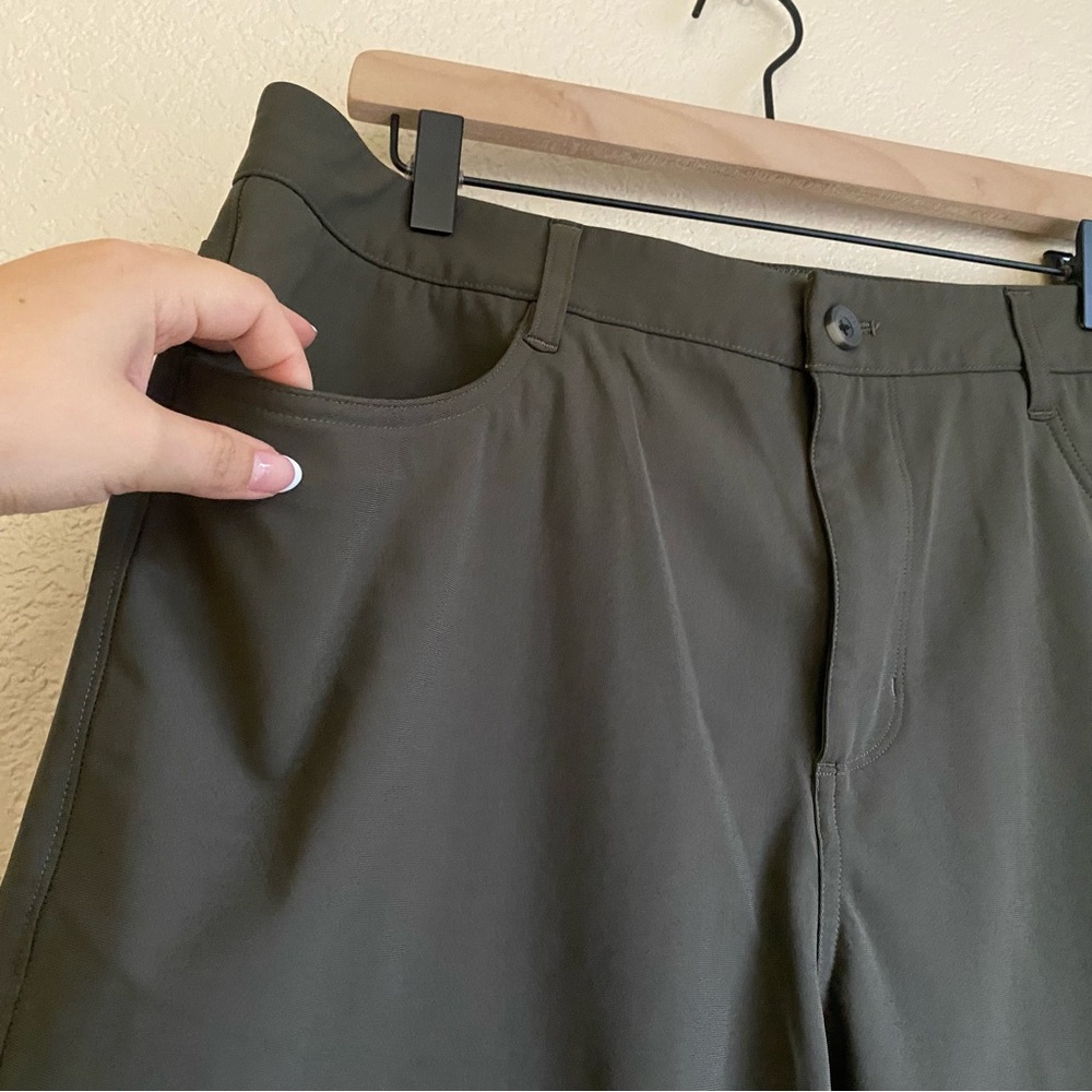 Vuori Meta Pant Athletic Slim Fit in Dark Oregano - Picture 4 of 10